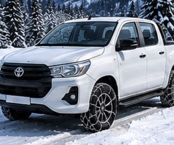 Camioneta pick up circulando en una zona con nieve